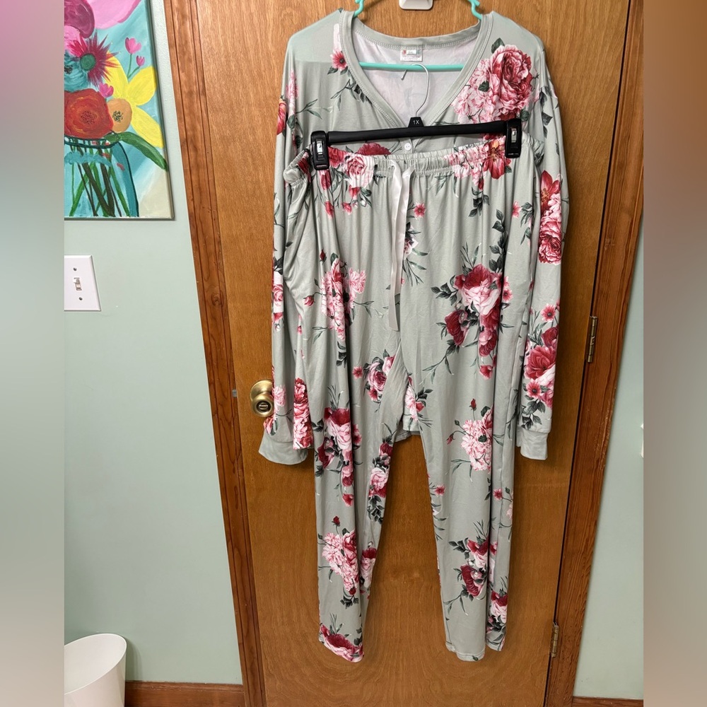 Shirley & Stone floral pajama set never worn! Size 3xl
